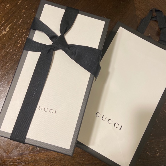 Slide | (• ◡•)| 𝕊𝕆𝕃𝔻 𝕆ℕ 𝕄𝔼ℝℂ𝔸ℝ𝕀 - Picture 3 of 4